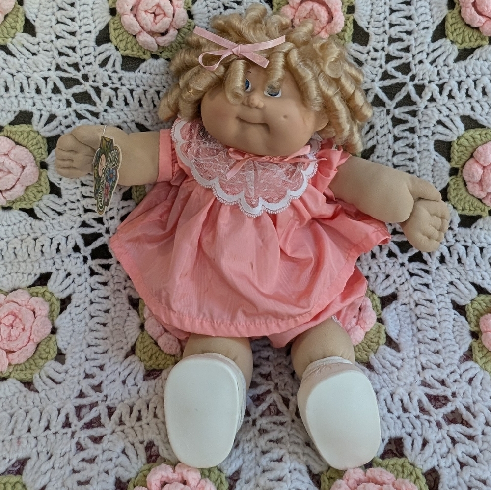 Vintage Cabbage Patch kid Doll Cornsilk Curls w/ original tag and birth certific
